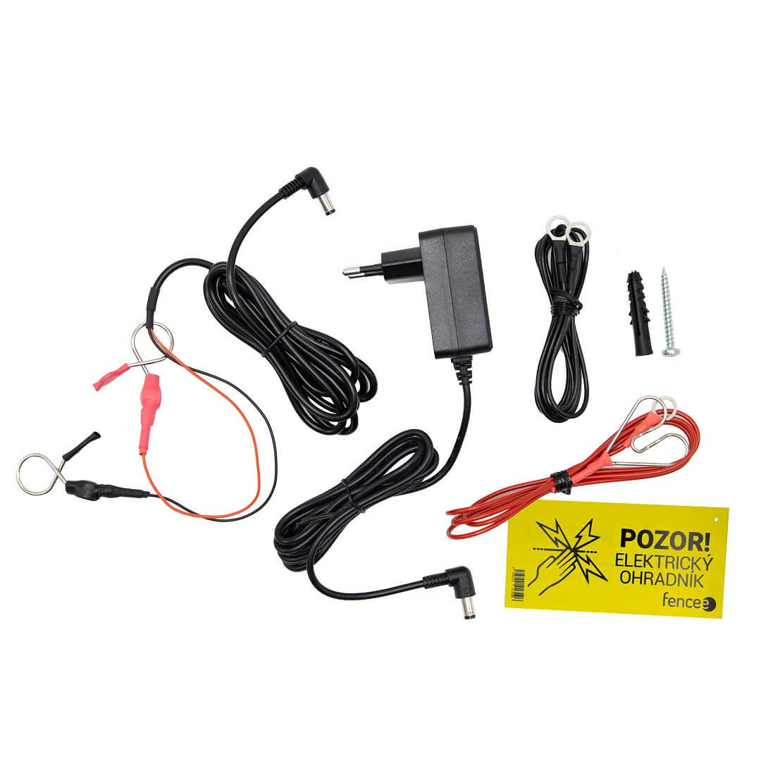 Obsah balení generátoru fencee mini DUO MD včetně připojení na autobaterii