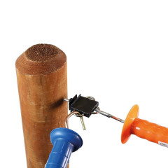 Plochý bránový izolátor s vrutem pro elektrický ohradník, 3 oka