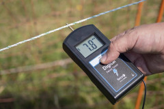 Digitální zkoušečka se zemněním pro elektrický ohradník 17 kV