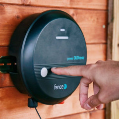Sada ohradníku s vyztuženou elektrickou sítí pro ovce a kozy 90 cm – kombinovaný DUO zdroj 5 J